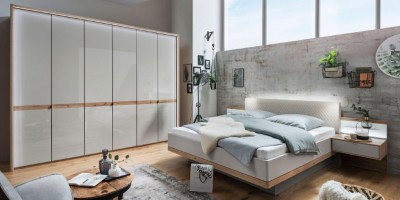 csm_Schlafzimmer_Bianco_Eiche_Nachbildung_Drehtuerenschrank_300cm_Glas_Champagner_Bett_schwebend_180x200cm_5f942897c1